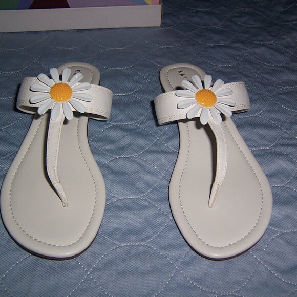Katy Perry White Flower Thong Sandals - Picture 5 of 13